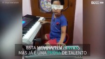 Menina dotada toca piano com olhos vendados