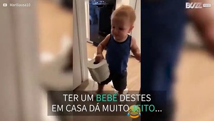Bebé leva papel higiénico à sua mãe