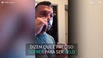 Senhor arranca pelos do nariz com cera