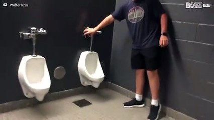 A descarga deste urinol funciona muito mal