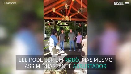 Turistas conhecem Blue, o famoso e assustador Velociraptor de Jurassic World