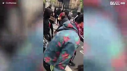 Rapaz anima manifestação com um dança!