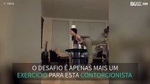 Contorcionista arrasa desafio do papel higiénico