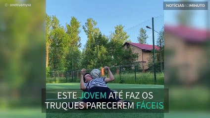 Jovem partilha a sua habilidade com a bola de futebol