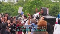 John Boyega filmado nos protestos em Londres