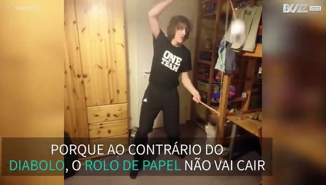 Jovem faz truques com diabolo de papel higiénico