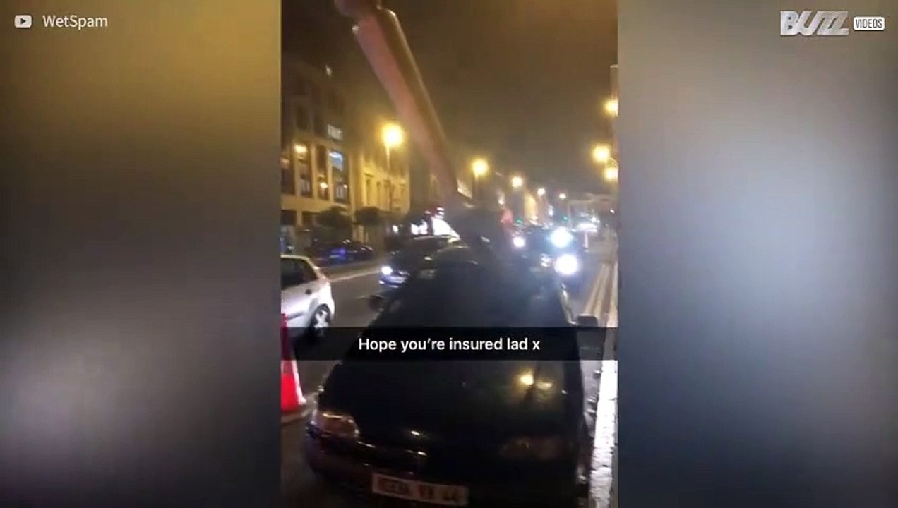 Alguma vez viu um garfo gigante espetado num carro?