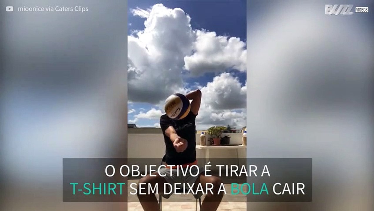 Jogador de voleibol realiza desafio com muita habilidade