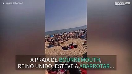 Praia completamente cheia durante pandemia no Reino Unido