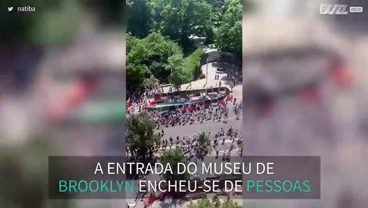 Multidão junta-se a favor dos transexuais negros
