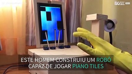 Robô toca piano em tablet