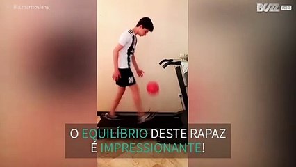 Jovem faz embaixadinhas e caminha na esteira ao mesmo tempo!