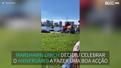 Jogador de futebol americano distribui máscaras