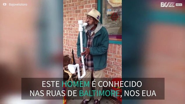 Artista de rua constrói os seus próprios instrumentos
