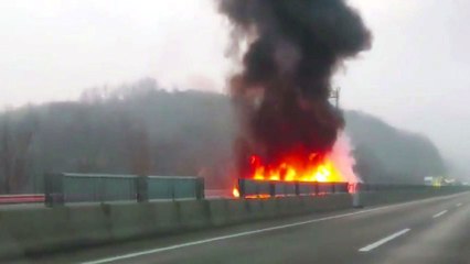 고속도로에서 도로공사 차량 추돌사고로 화재 / YTN