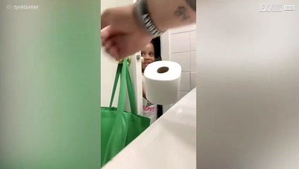 Menina demora a perceber que tem cocó falso na mão!