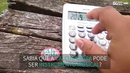 Homem transforma calculadora em instrumento musical
