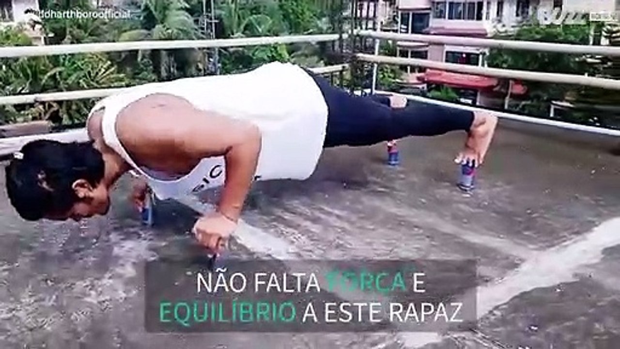 Homem faz flexões apoiado em latas