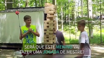 Menino leva com Jenga gigante na cara