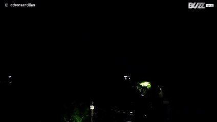 Senhor capta raio assustador durante tempestade