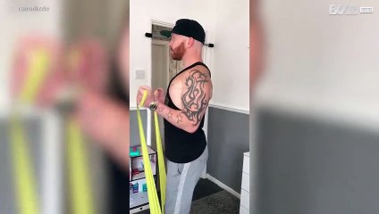 Exercício em casa acaba com um elástico na cara!