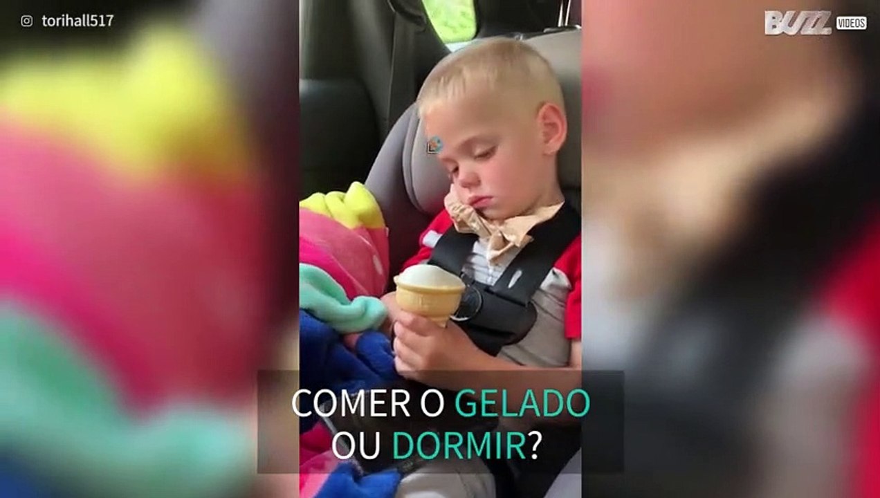 Menino adormece a comer um gelado