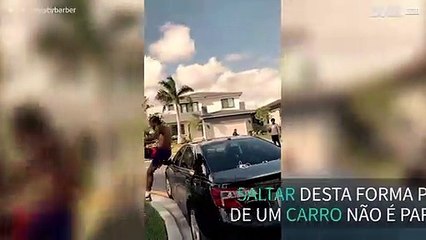 Jovem salta de forma incrível sobre um carro