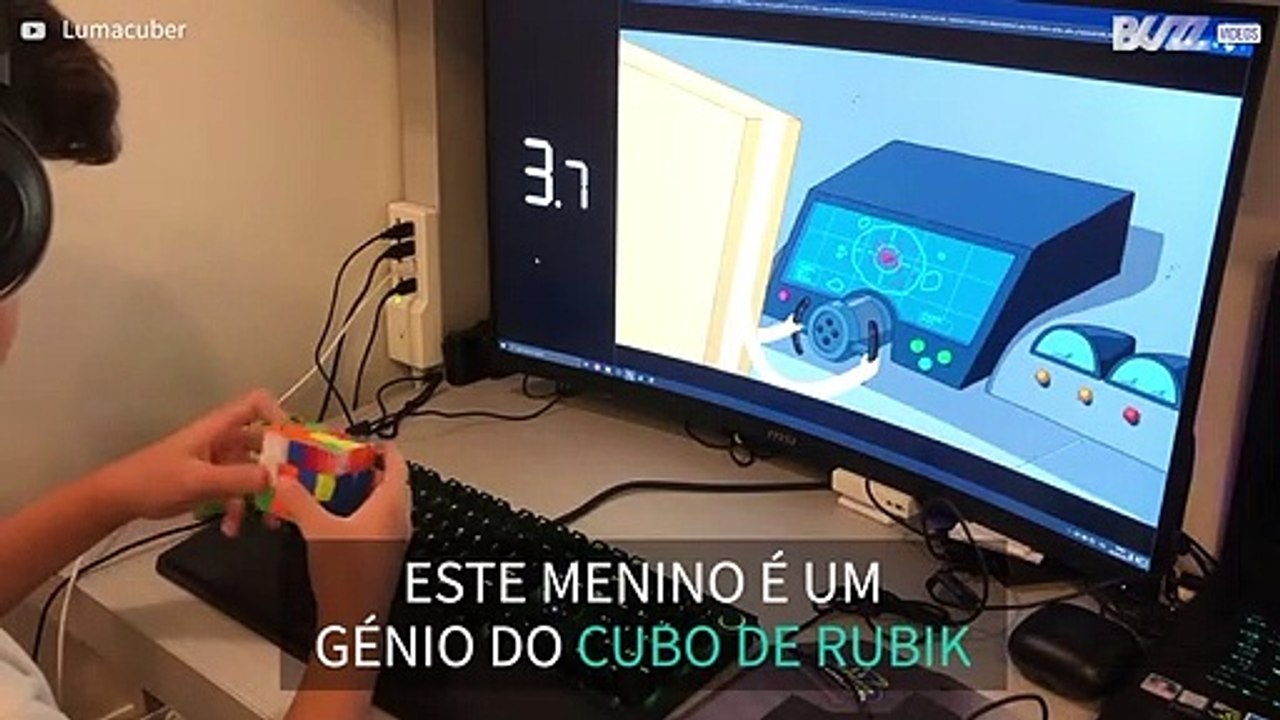 Menino resolve cubo de rubik a uma velocidade i...