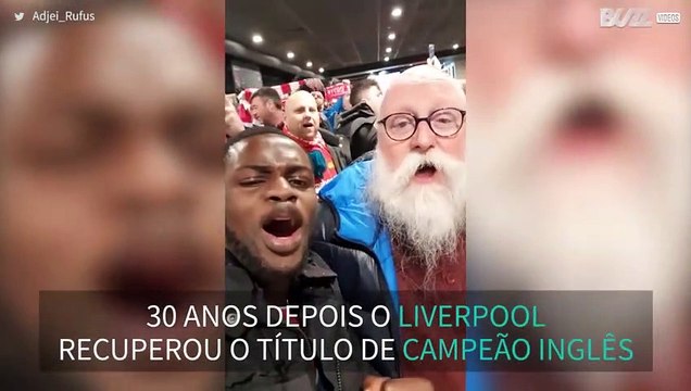 Adeptos do Liverpool unidos a cantar o hino do clube