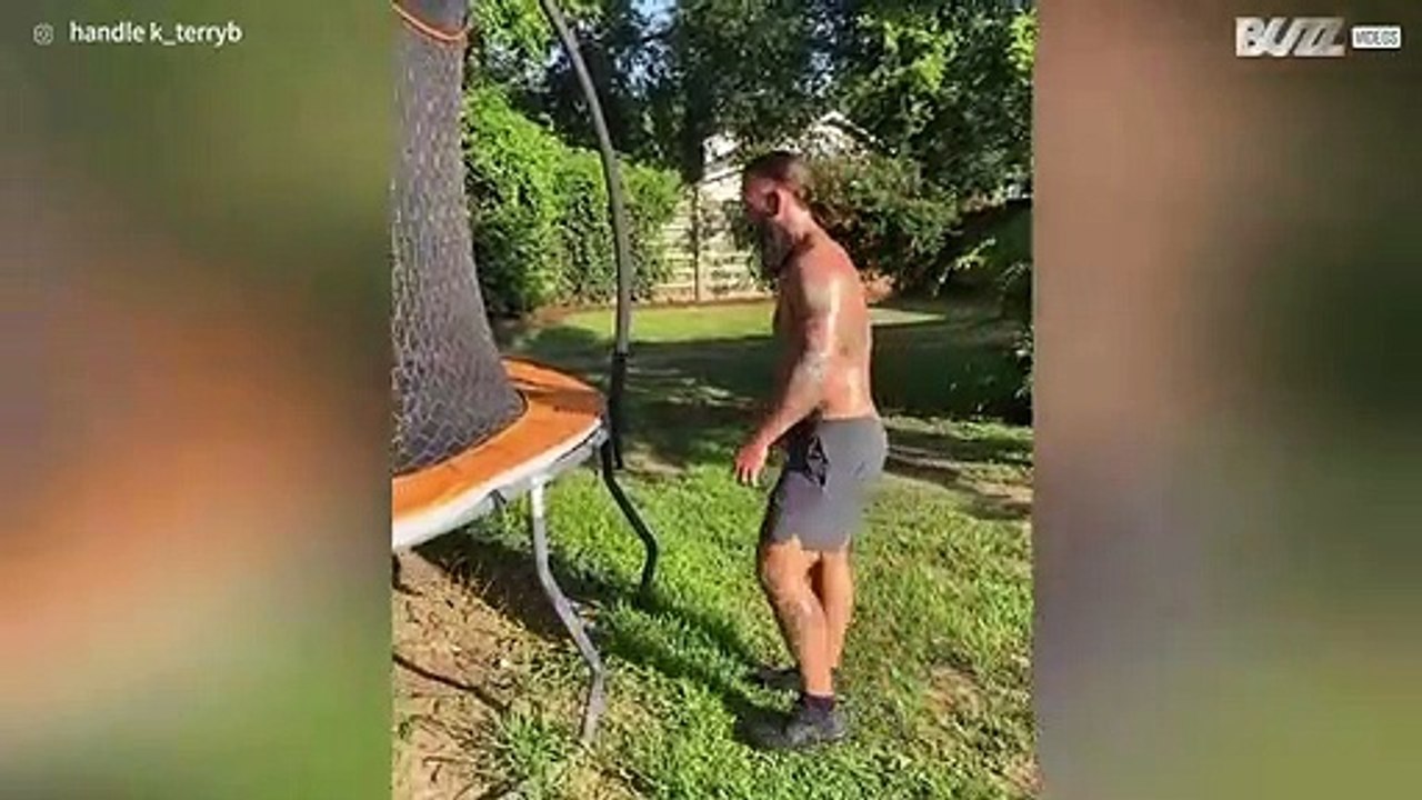 Treino em cama elástica acaba em queda hilária