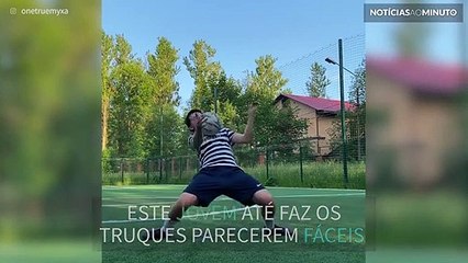 Jovem partilha a sua habilidade com a bola de futebol