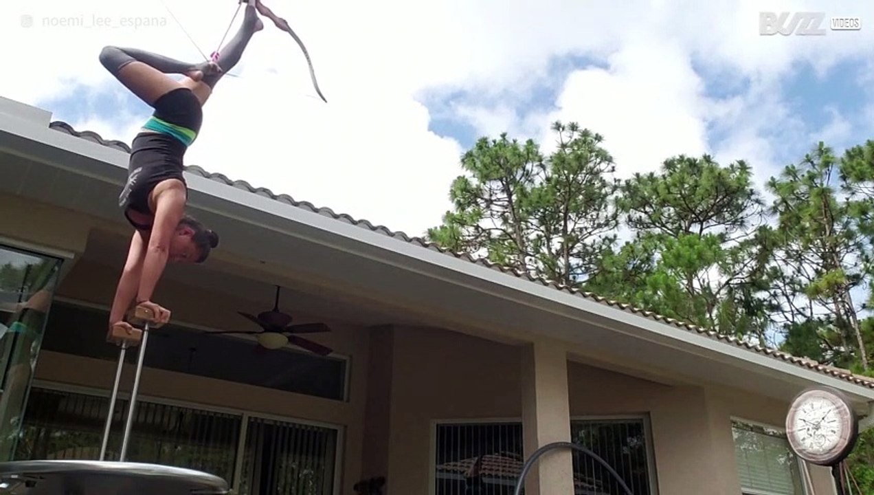 Mulher pratica arco e flecha com os pés