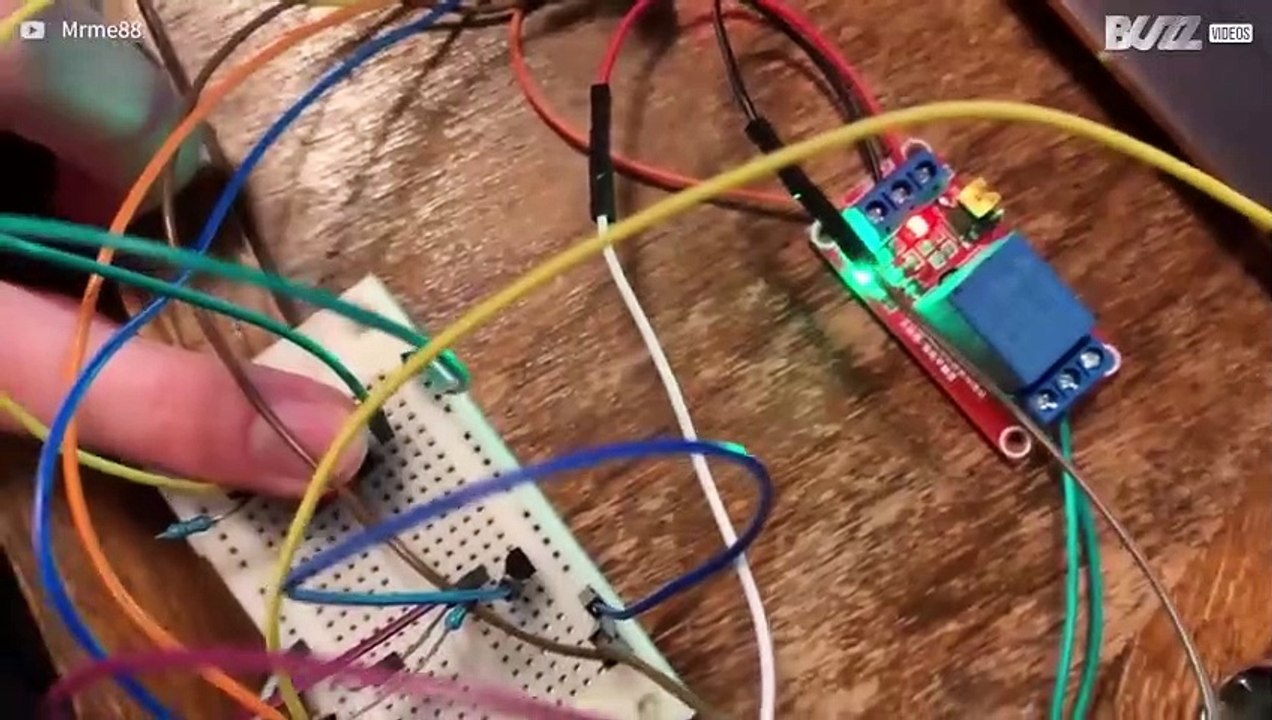 Estudante cria suporte de papel higiénico que dá choques