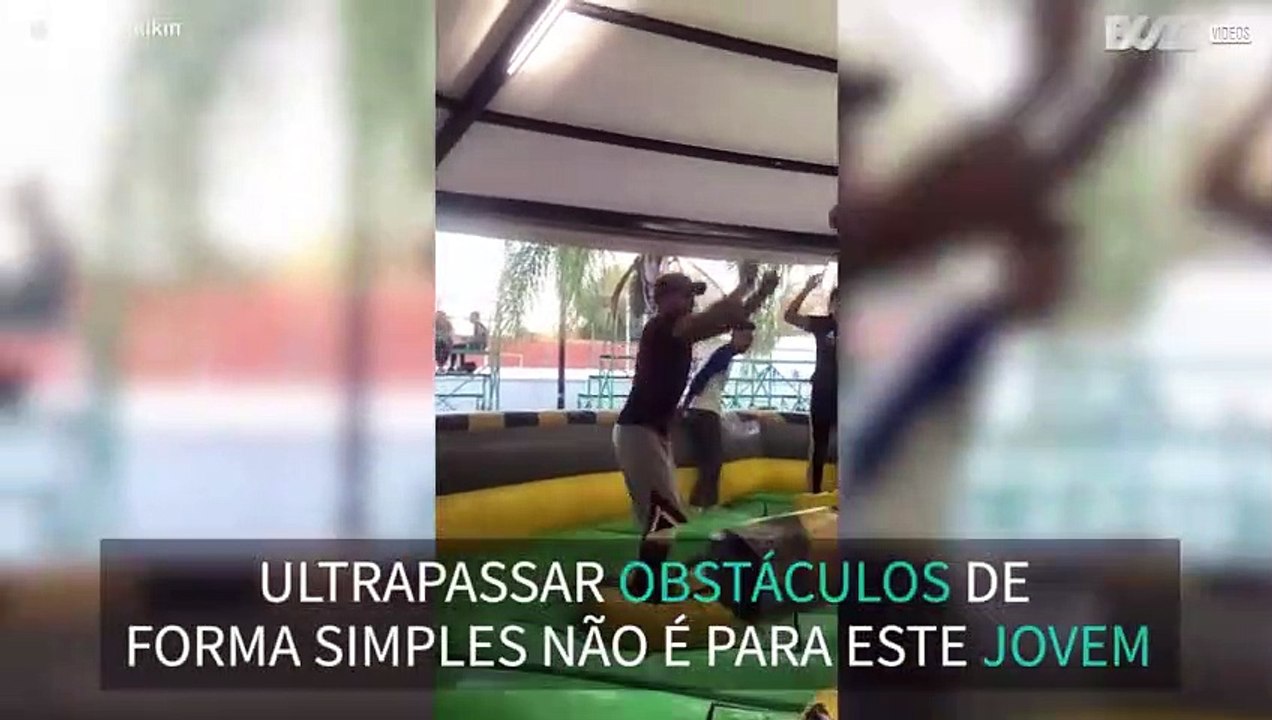 Jovem tenta ultrapassar obstáculo com demasiado estilo