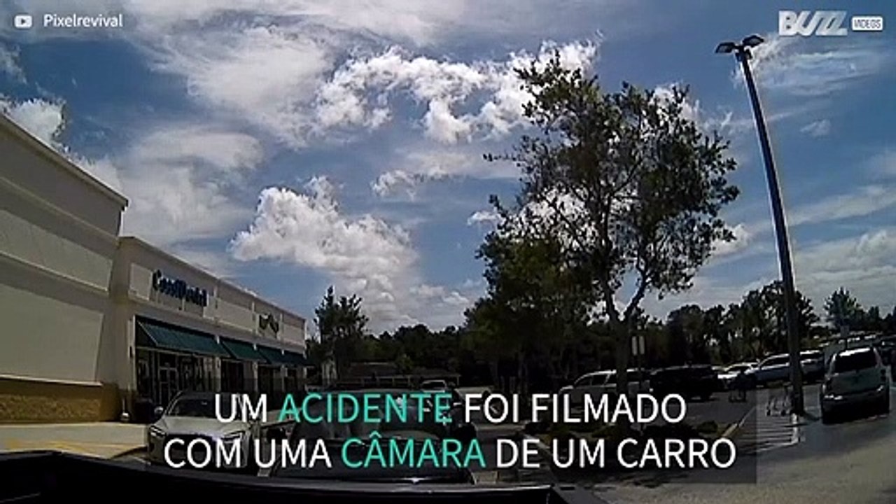 Idoso choca contra carro e frente de supermercado