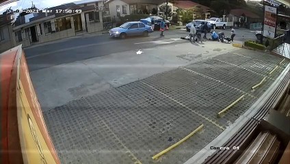 Aparatoso atropello: Moto embiste a madre embarazada con bebé en brazos