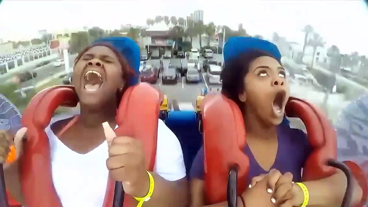 Elle enchaîne les malaises dans ce manège... Dingue