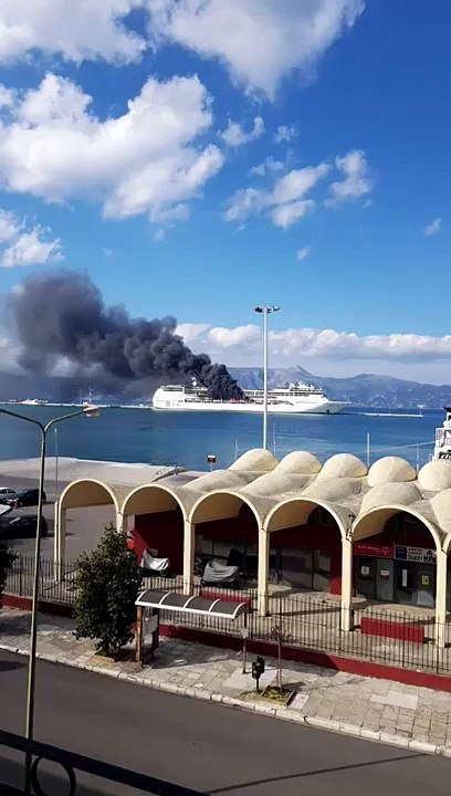Un bateau de croisière en feu dans le port de Corfu