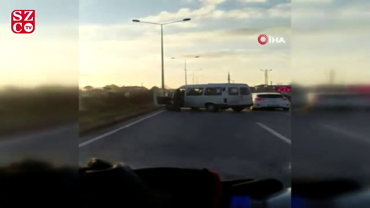 Karayolunda dehşet anları: Minibüsün yolunu kesip bıçak ve sopayla saldırdılar