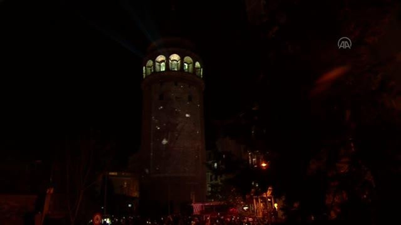 İstiklal Marşı'nın kabulünün 100'üncü yıldönümü nedeniyle Galata Kulesi'nde video mapping gösterisi yapıldı