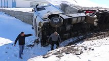 ERZURUM Yan yatan TIR'ın camından çıkan şoför: 