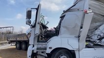 TEM'de 2 tır çarpıştı İstanbul istikameti trafiğe kapandı
