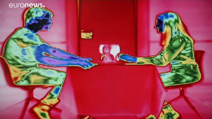 Covid, un video eccezionale mostra come restano nell'aria le droplet che trasportano il virus