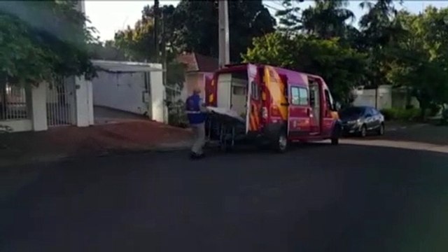 Mulher é socorrida pelo Siate após sofrer queda em escada de imóvel no Centro