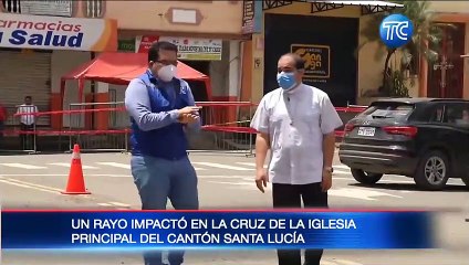 Rayo cae en la cruz de una iglesia en Santa Lucía, Guayas