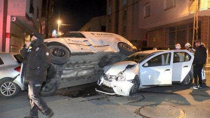 Tải video: Ümraniye'de otomobil ve hafif ticari araç çarpıştı; 1 kişi yaralandı, 4 araç hasar gördü