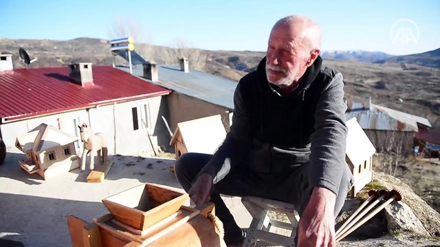 Emekli öğretmen huzur bulduğu köyünde ağaç dallarını sanat eserine dönüştürüyor