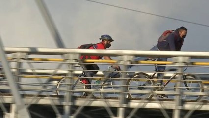 ¿Qué está pasando?, denuncian a ciclistas que cruzan puentes peatonales montados en la bicicleta