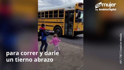 Hermanita recibe cada día a su hermano mayor con abrazos después de la escuela