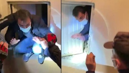 Kumar baskınında nereye kaçacağını şaşıran şüpheliler havalandırma boşluğunda yakalandı